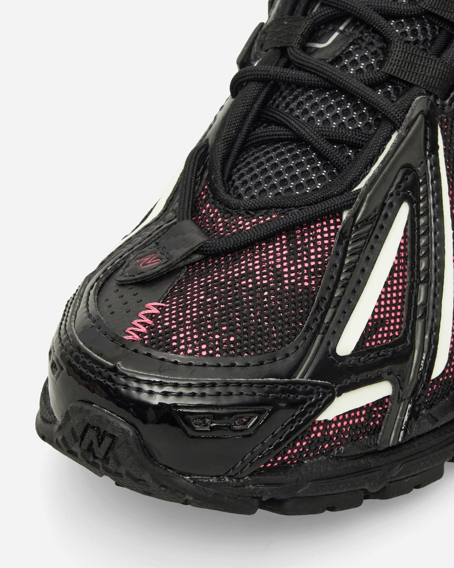 1906A Sneakers Black / Dragon Berry / White