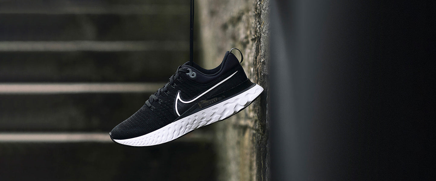 Nike Womens React Infinity Run Flyknit 2 - Black/White
